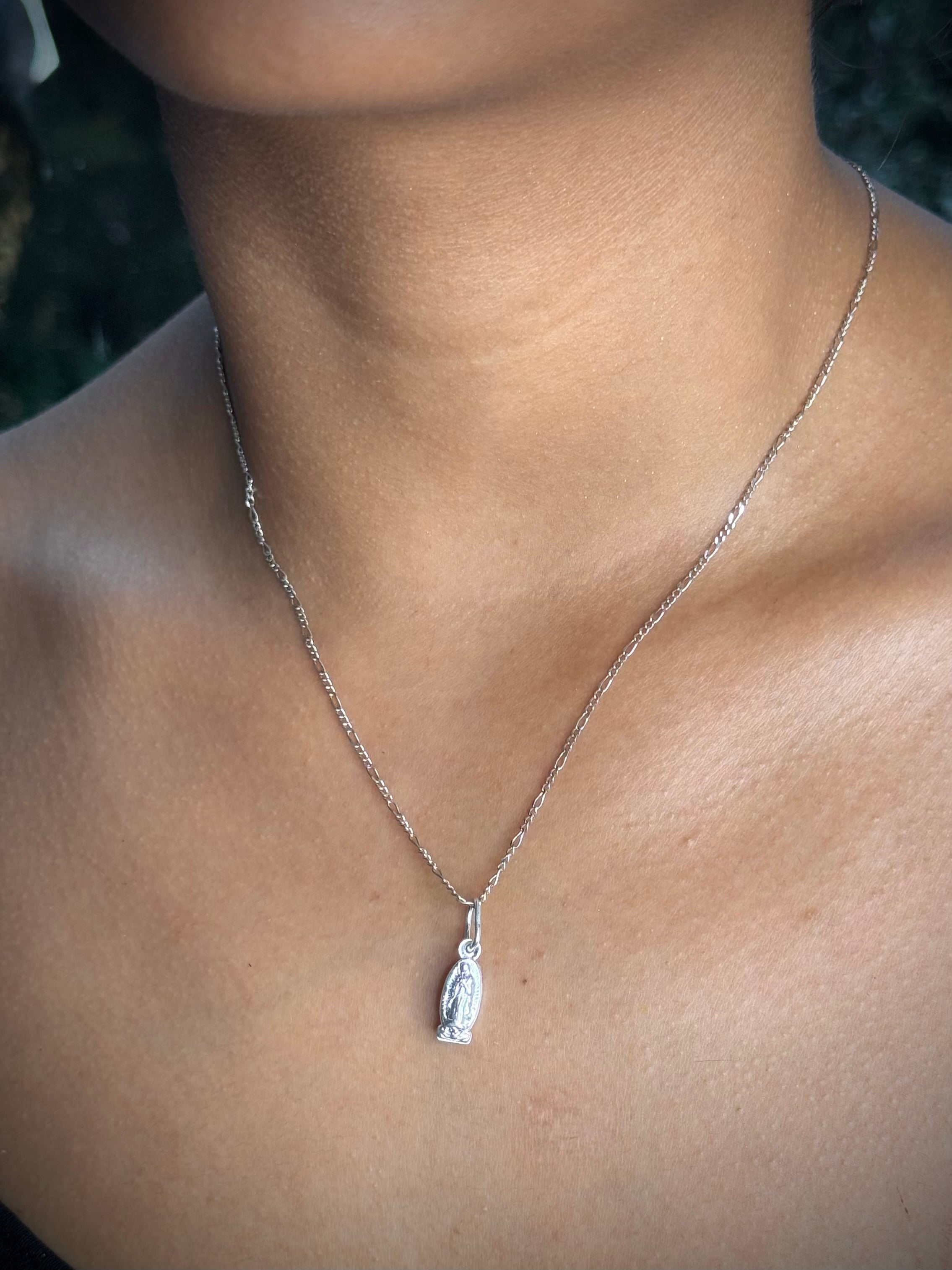 DIJE SILUETA VIRGEN DE GUADALUPE 0.71gr / 1.35cm / PLATA