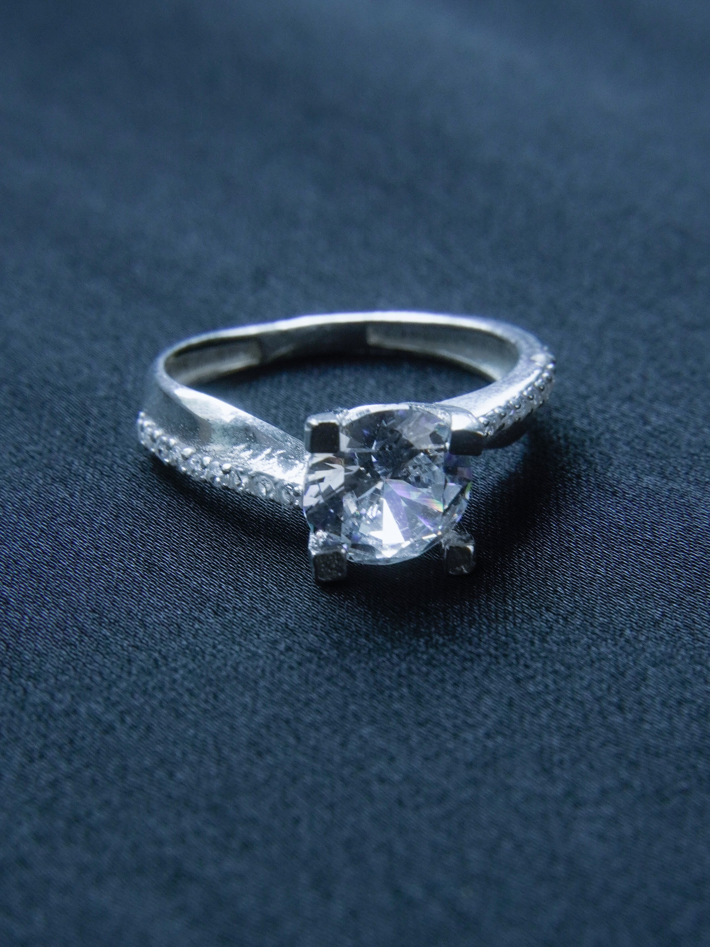 SOLITARIO ENTORCHADO 1.97gr / TALLA 6 / Plata