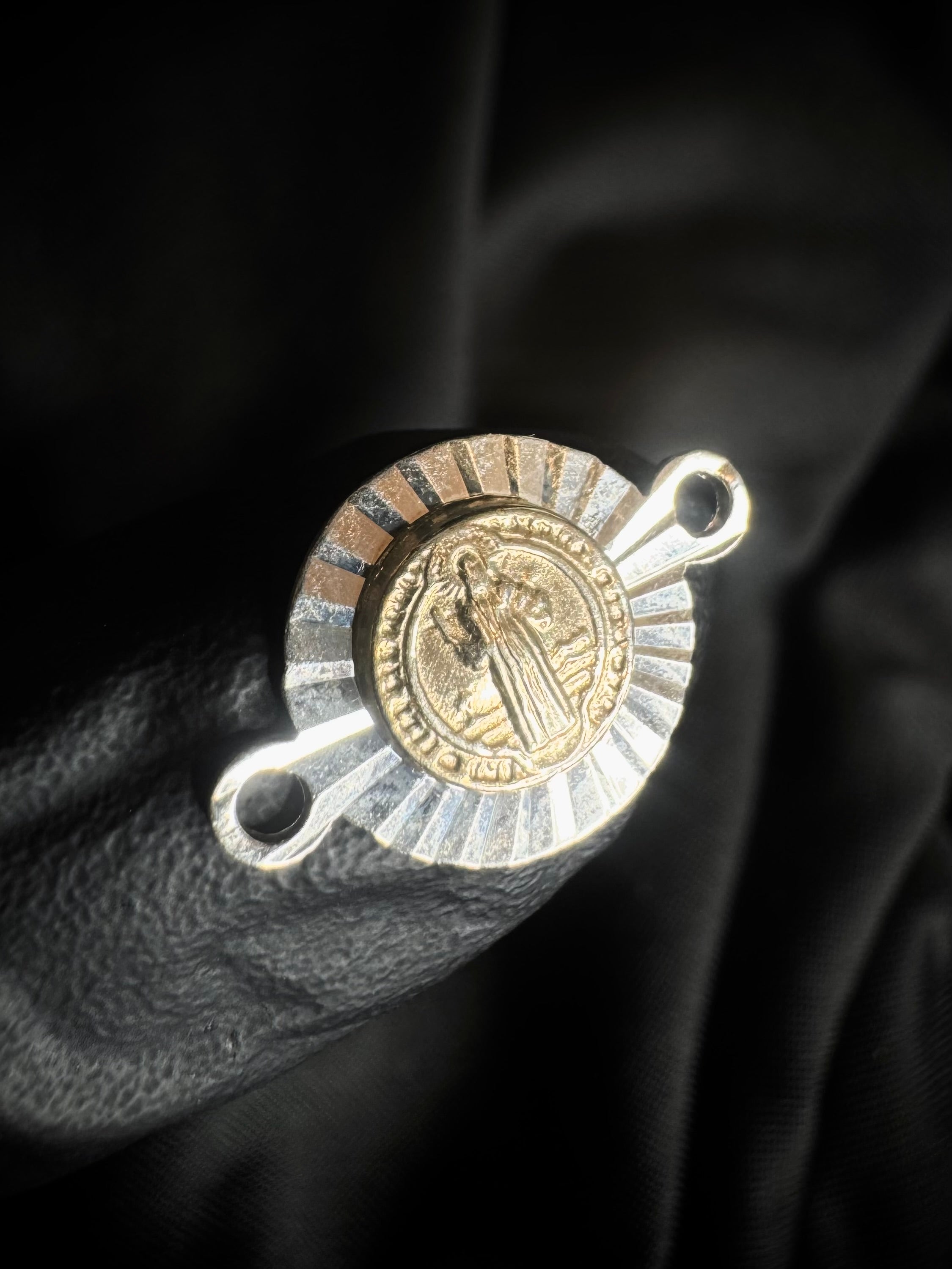 HERRAJE SAN BENITO BAÑO EN ORO 1.19gr / 0.7cm / PLATA