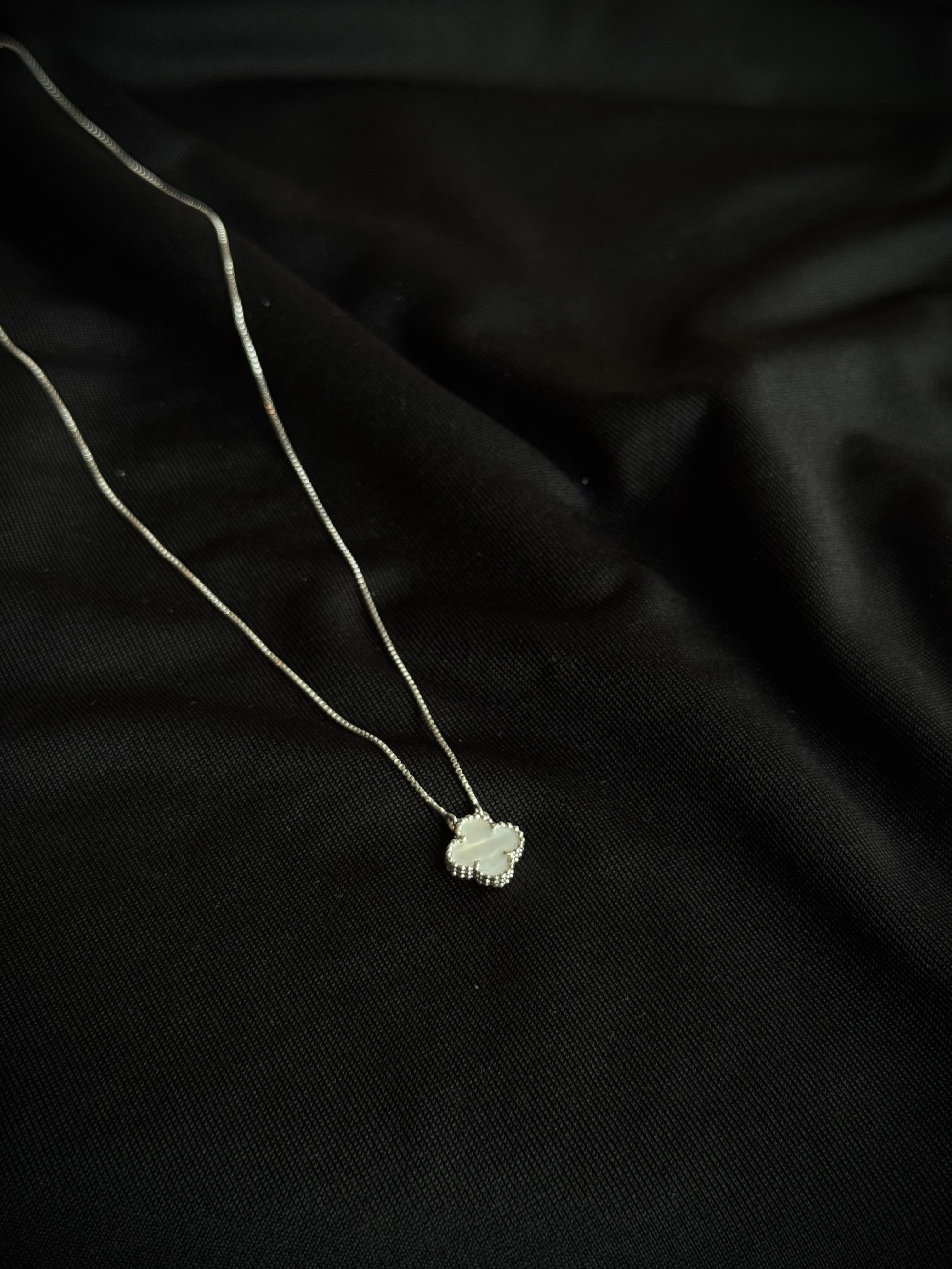 CADENA TREBOL PEQUENO BLANCO VENECIANA 1.75gr / 45cm / PLATA Esp.