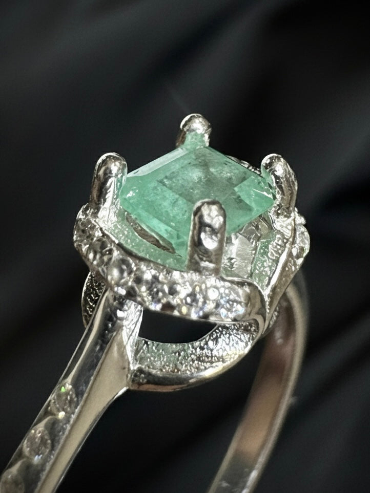 SOLITARIO EMMA ESMERALDA 1.72gr / TALLA 8 / Plata (Joya)