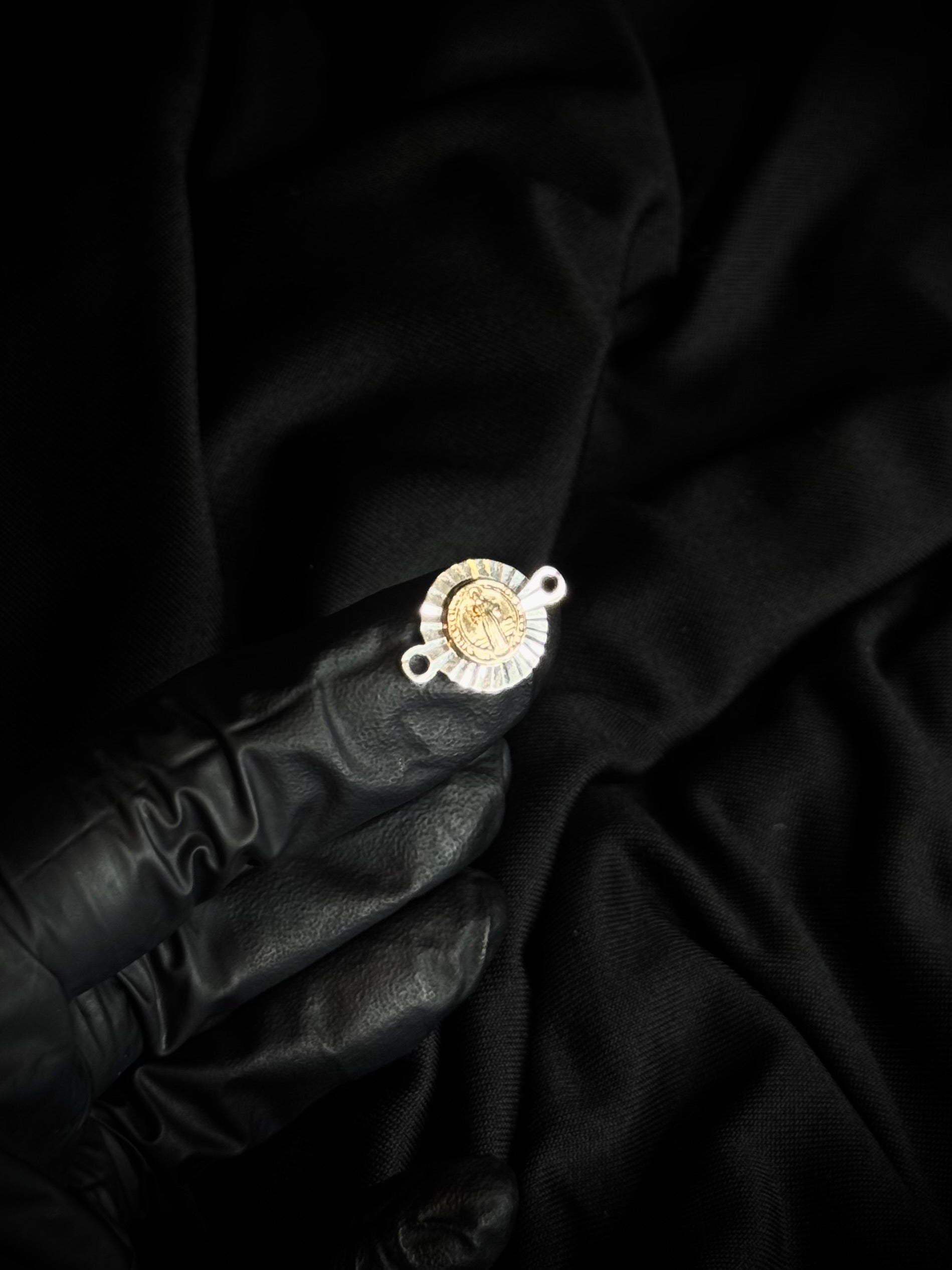 HERRAJE SAN BENITO BAÑO EN ORO 1.19gr / 0.7cm / PLATA