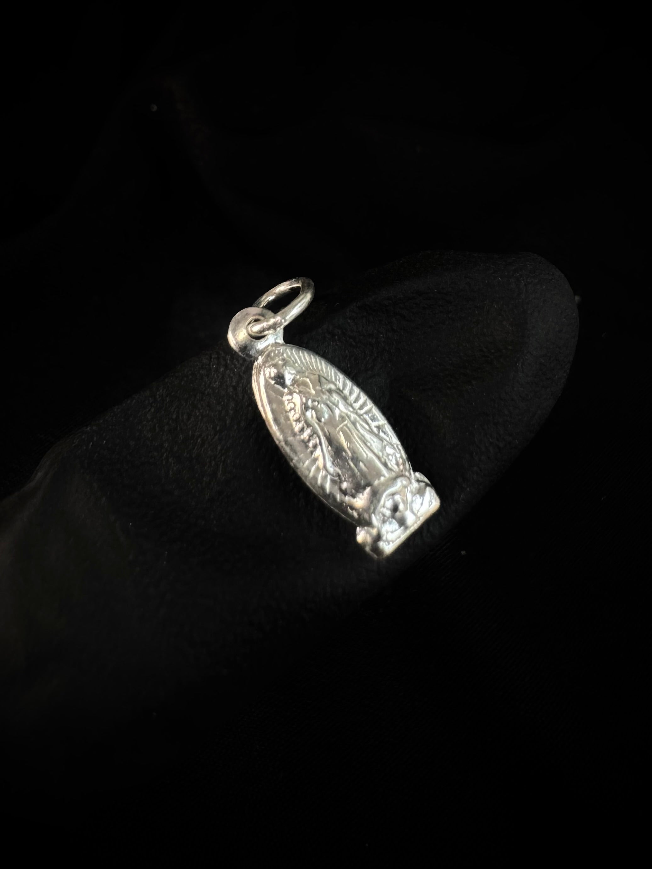 DIJE SILUETA VIRGEN DE GUADALUPE 0.71gr / 1.35cm / PLATA