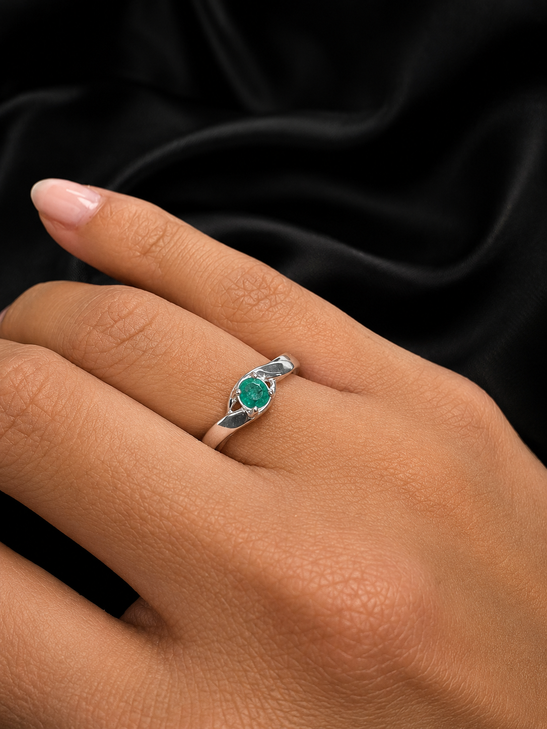 SOLITARIO VALENTINA ESMERALDA 1.58gr / TALLA 7 / PLATA (Joya)