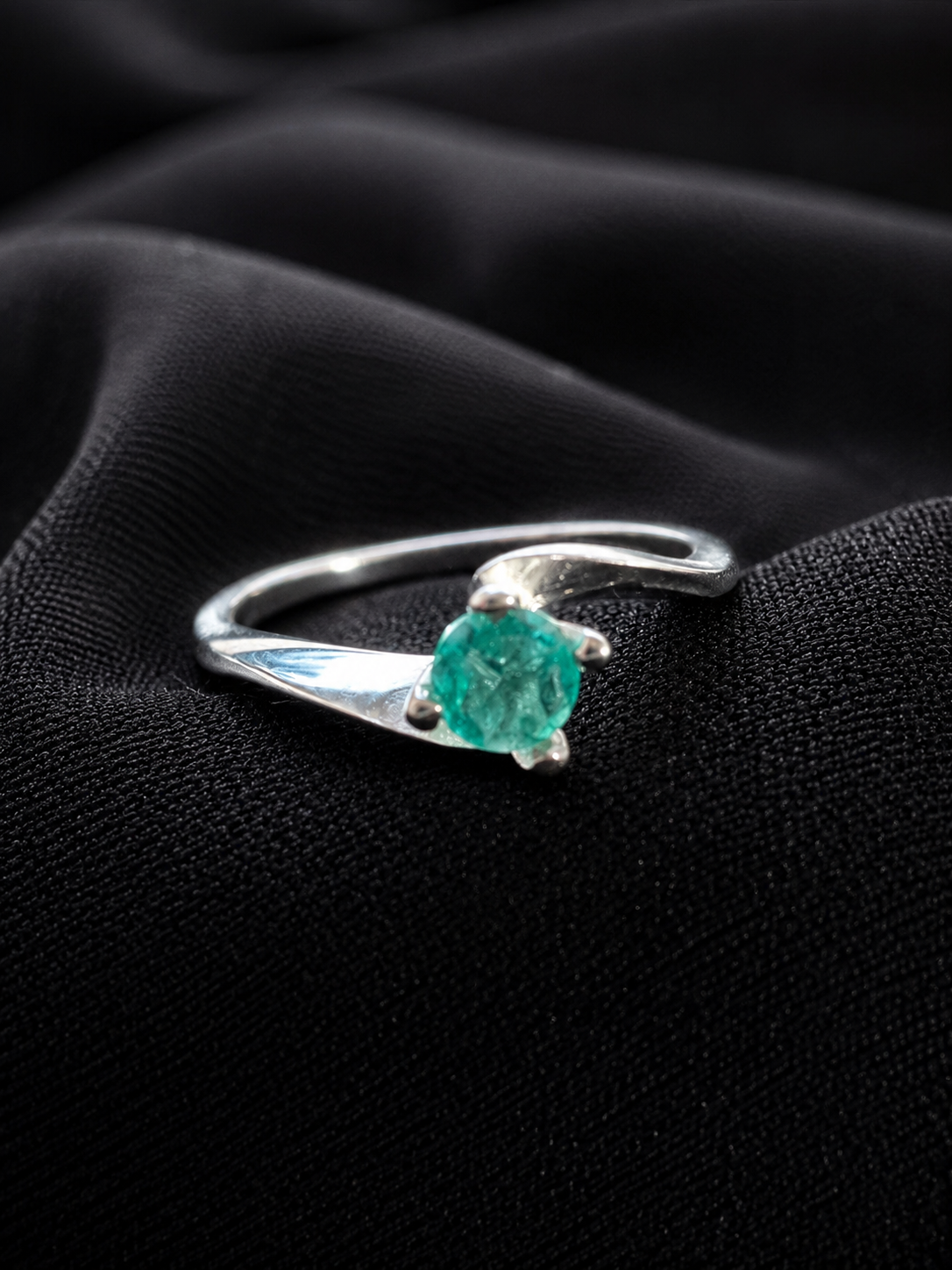 SOLITARIO VICTORIA ESMERALDA 1.39gr / TALLA 7 / PLATA (Joya)