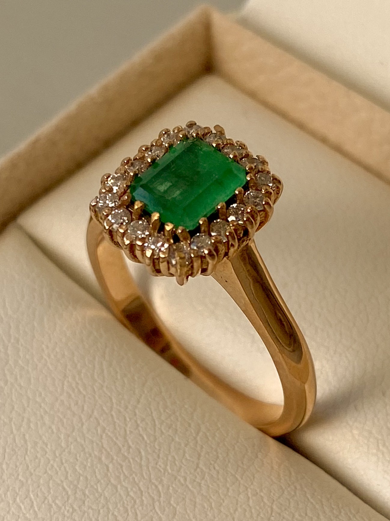 ANILLO NATURAL LOVE 0,30 CTS DIAMANTES 1,05 CTS ESMERALDAS / ORO ROSADO 4,5gr
