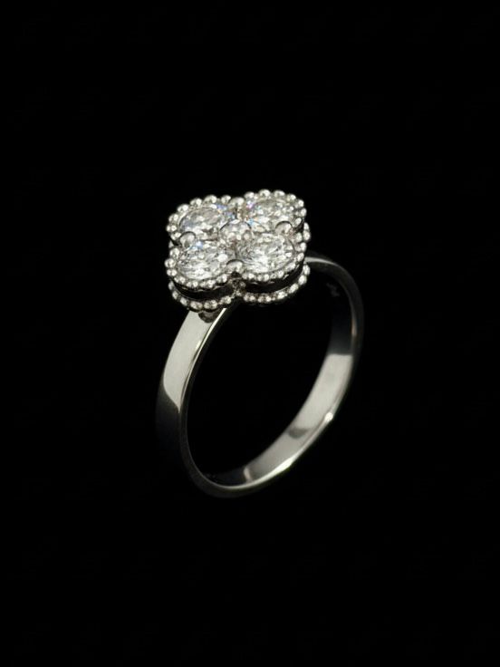 ANILLO TREBOL MOISSANITAS