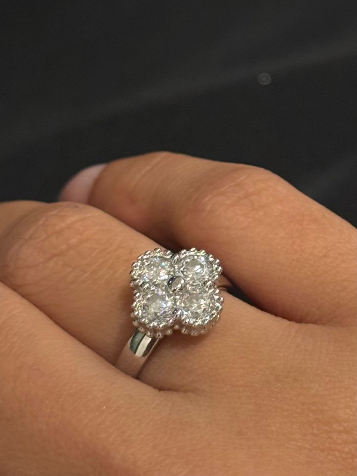 ANILLO TREBOL MOISSANITAS