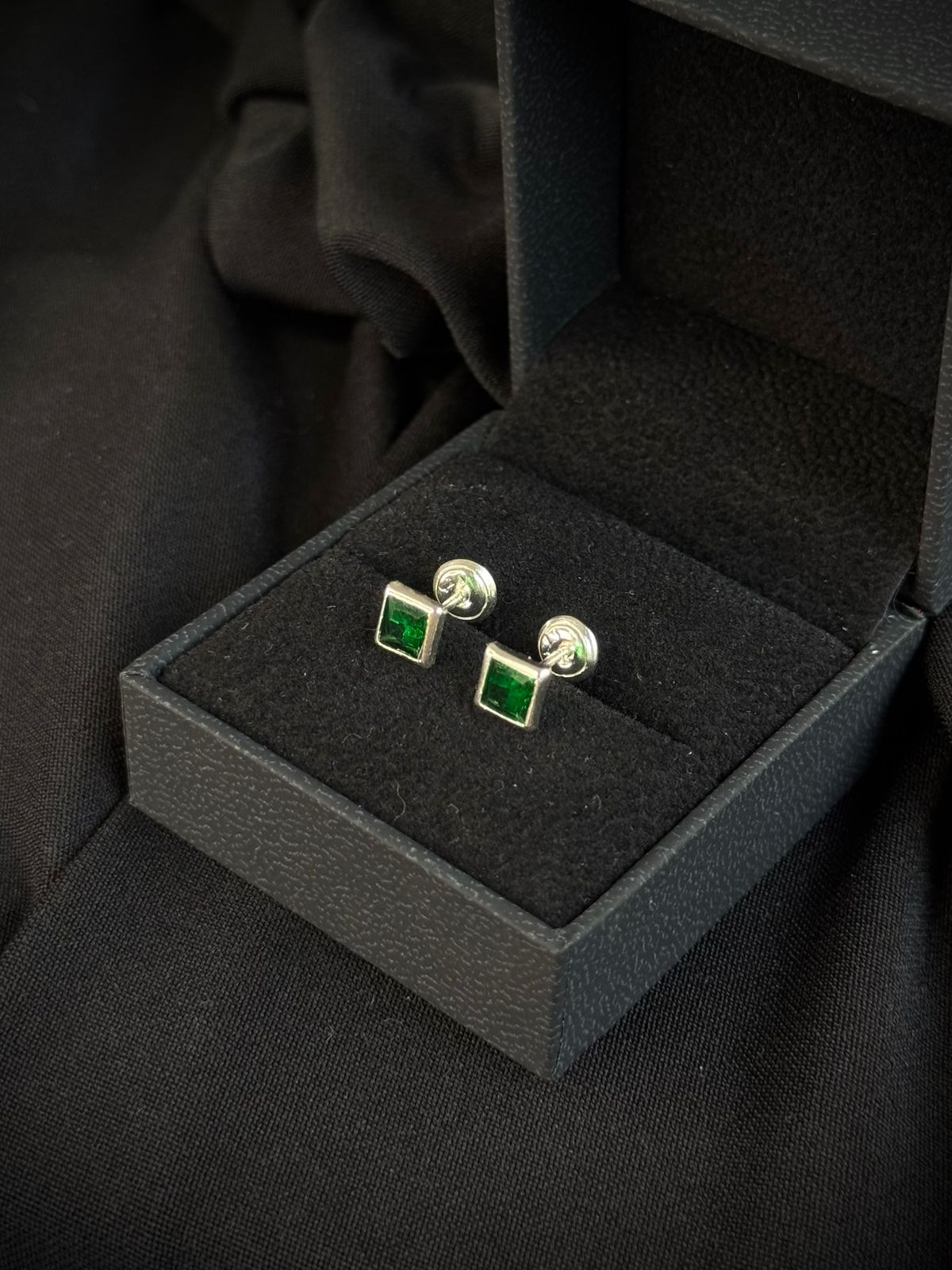 TOPOS CUADRADO VERDE 0.76gr / PLATA (Joya)
