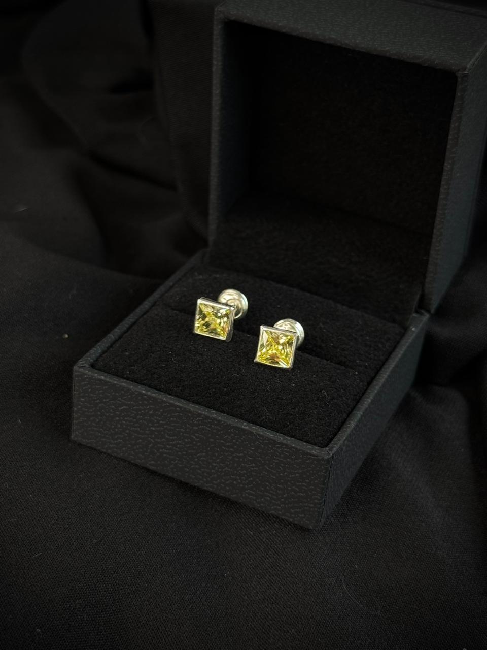 TOPOS CUADRADO CIRCON AMARILLO 1.31gr / PLATA (Joya)