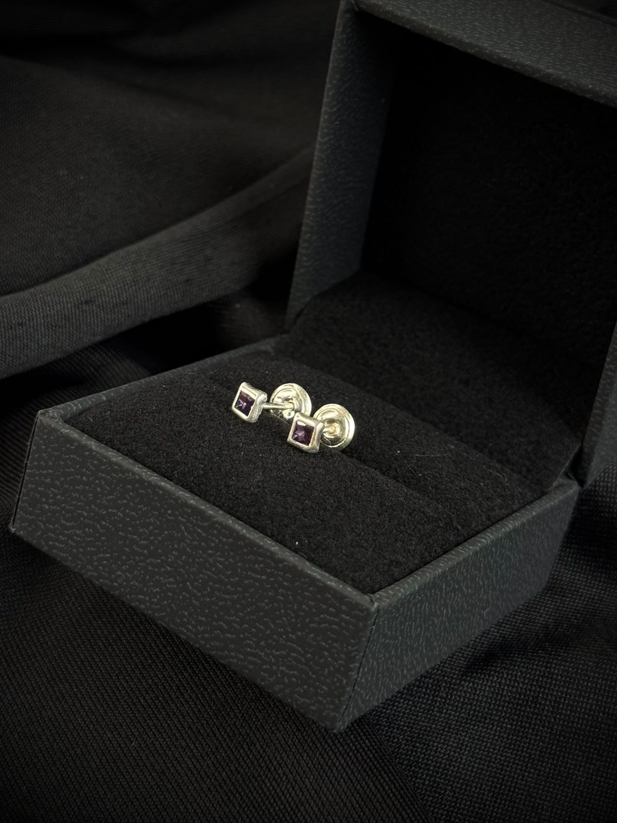 TOPOS CUADRADO MINI LILA 0.59gr / PLATA (Joya)