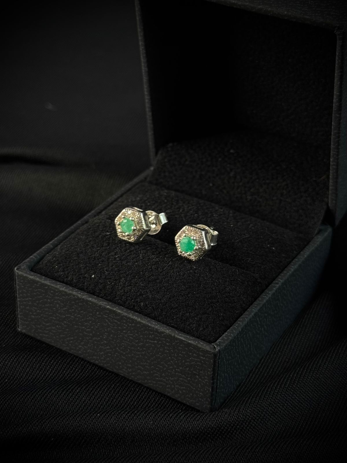 TOPOS HEXÁGONO ESMERALDA SWAROVSKI 1.37gr / PLATA (Joya)
