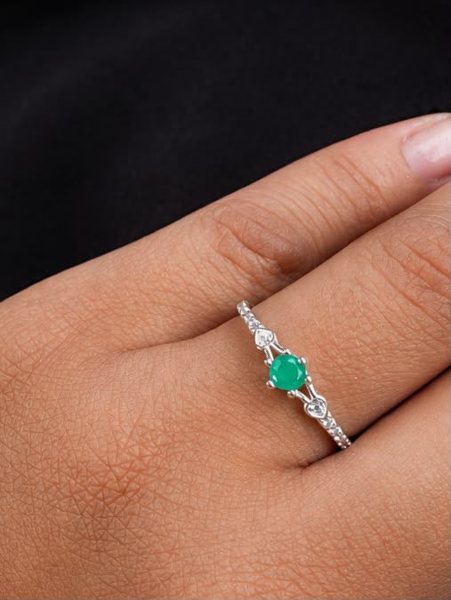 SOLITARIO NOVA ESMERALDA 0.95gr / TALLA 4 1/2 / PLATA (Joya)
