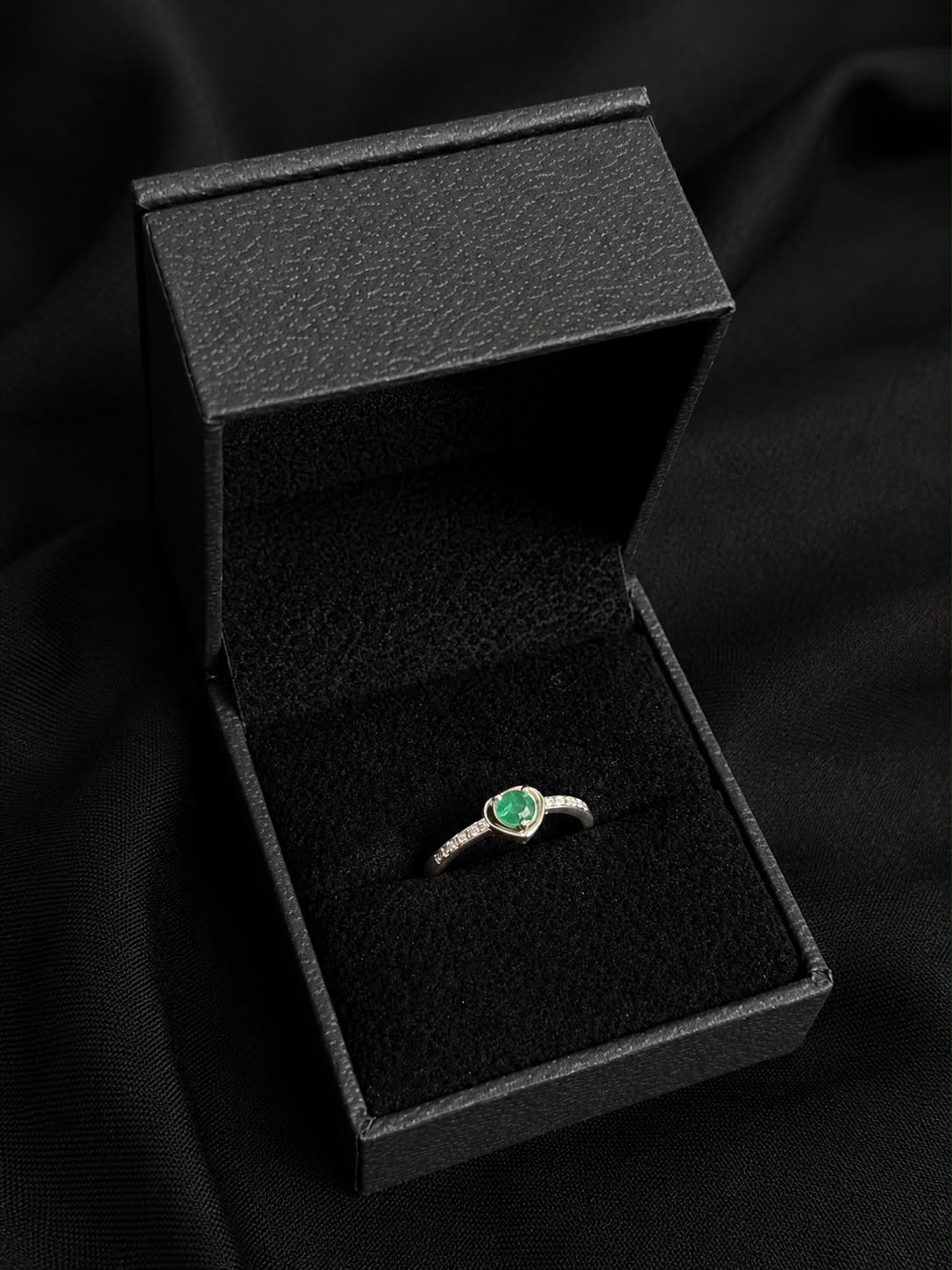 SOLITARIO AMY ESMERALDA 0.98gr / TALLA 4 1/2 / PLATA (Joya)
