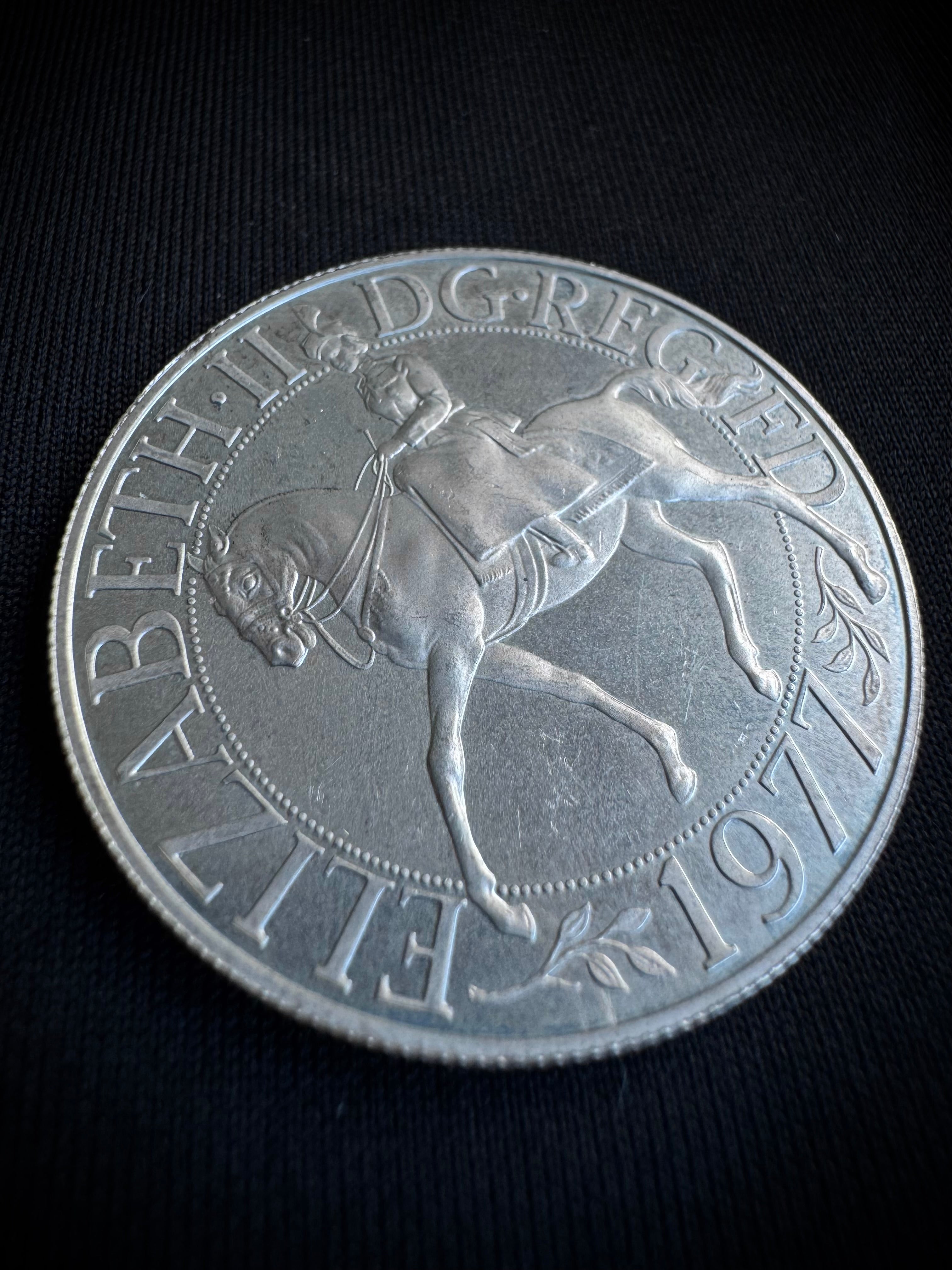MONEDA UK 1977 28.6gr / 3.8cm / PLATAMONEDA