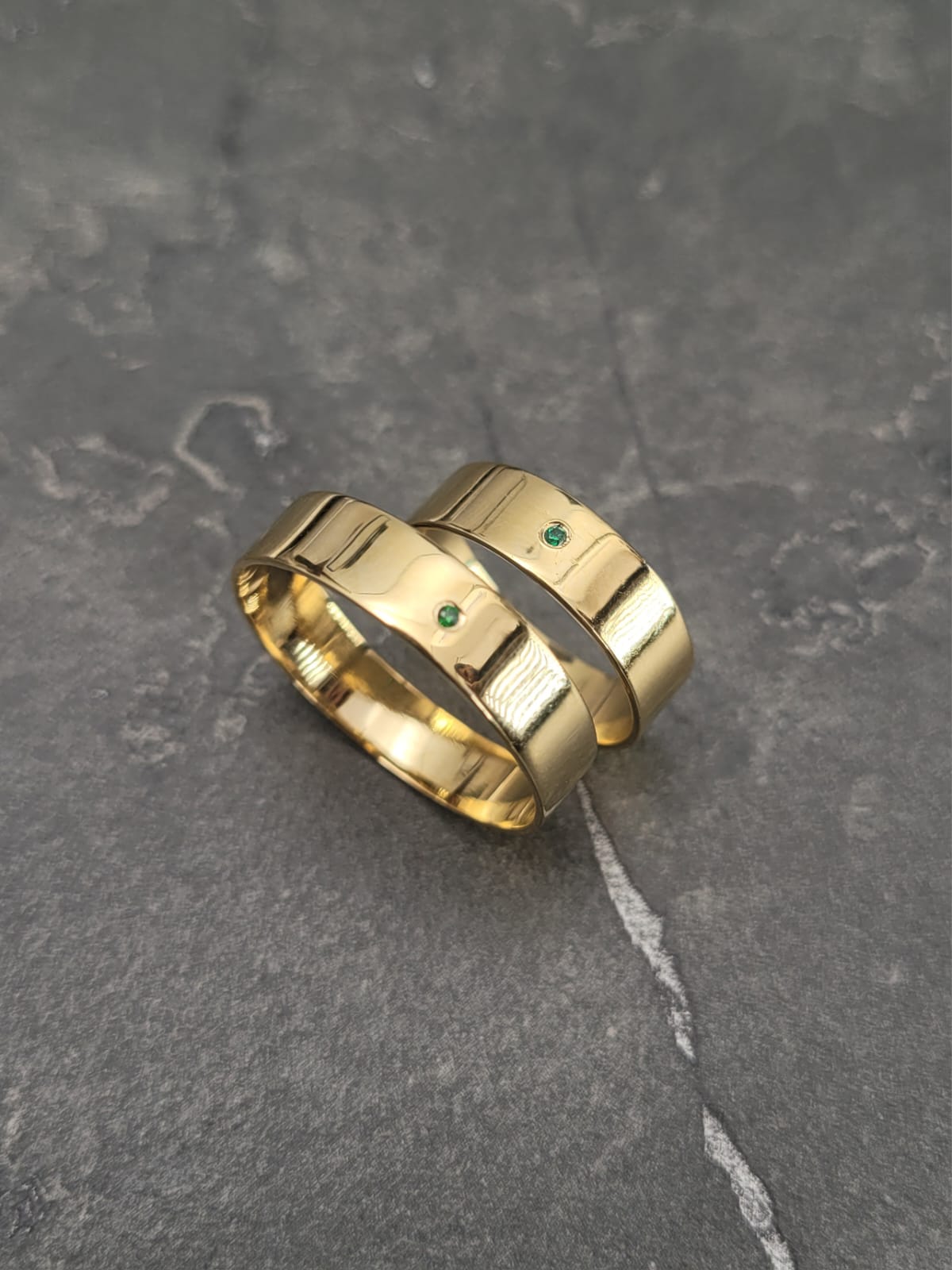 ARGOLLA PAR SENDA 0.04 CTS ESMERALDA 8gr / ORO AMARILLO Nac (Joya)