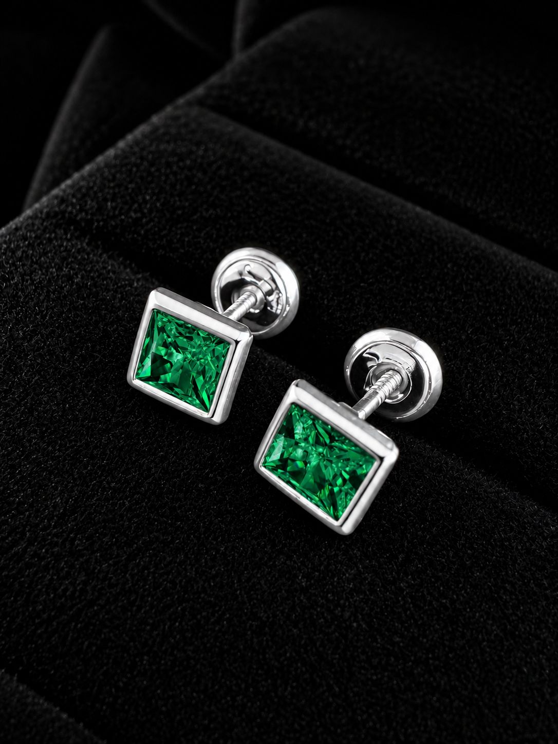 TOPOS CUADRADO VERDE 0.76gr / PLATA (Joya)