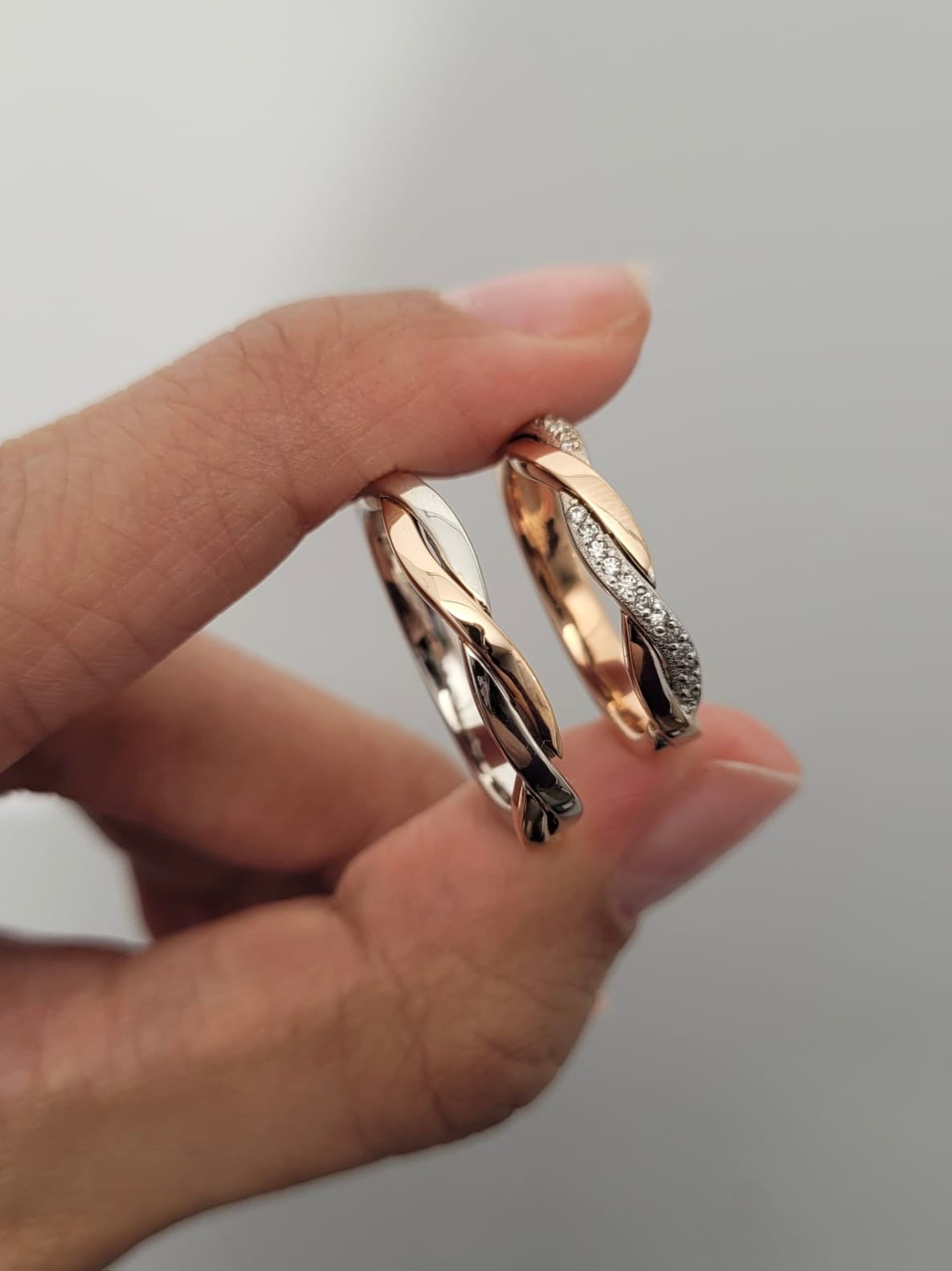 ARGOLLA PAR TRENZA 0.20 CTS DIAMANTES 9gr / DOS OROS Nac (Joya)