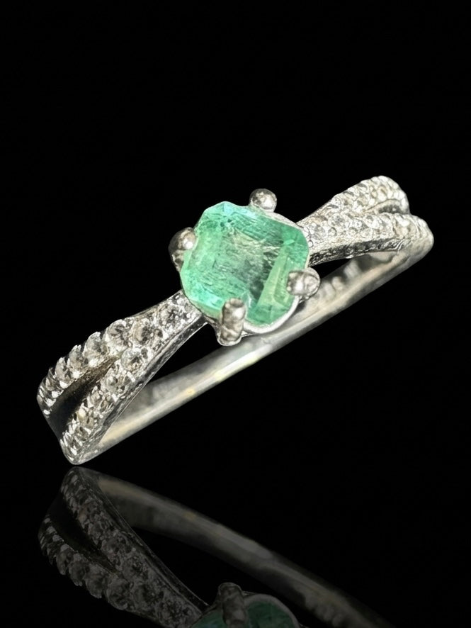 SOLITARIO ROCIO ESMERALDA TALLA 8 3/4 1.8gr / Plata (Joya)