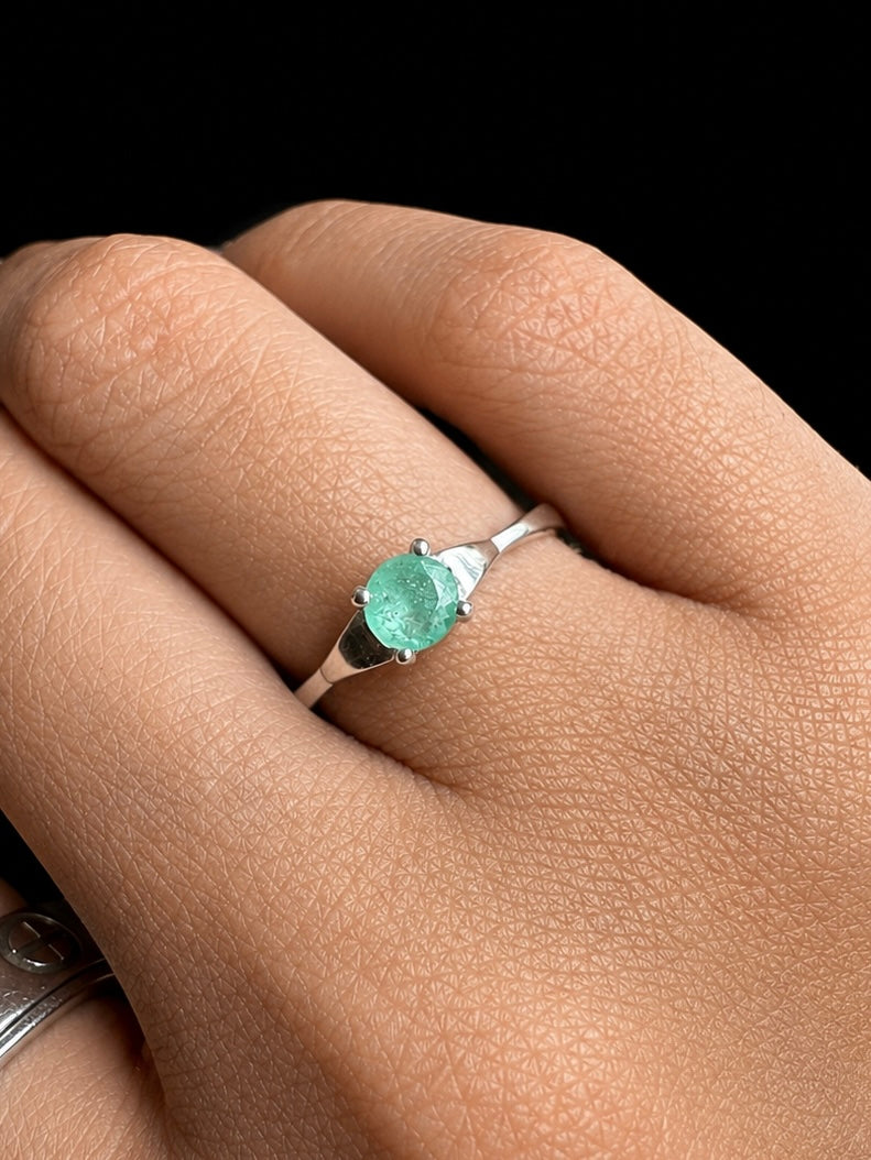 SOLITARIO SERENA ESMERALDA 1.68gr / TALLA 8 / PLATA (Joya)
