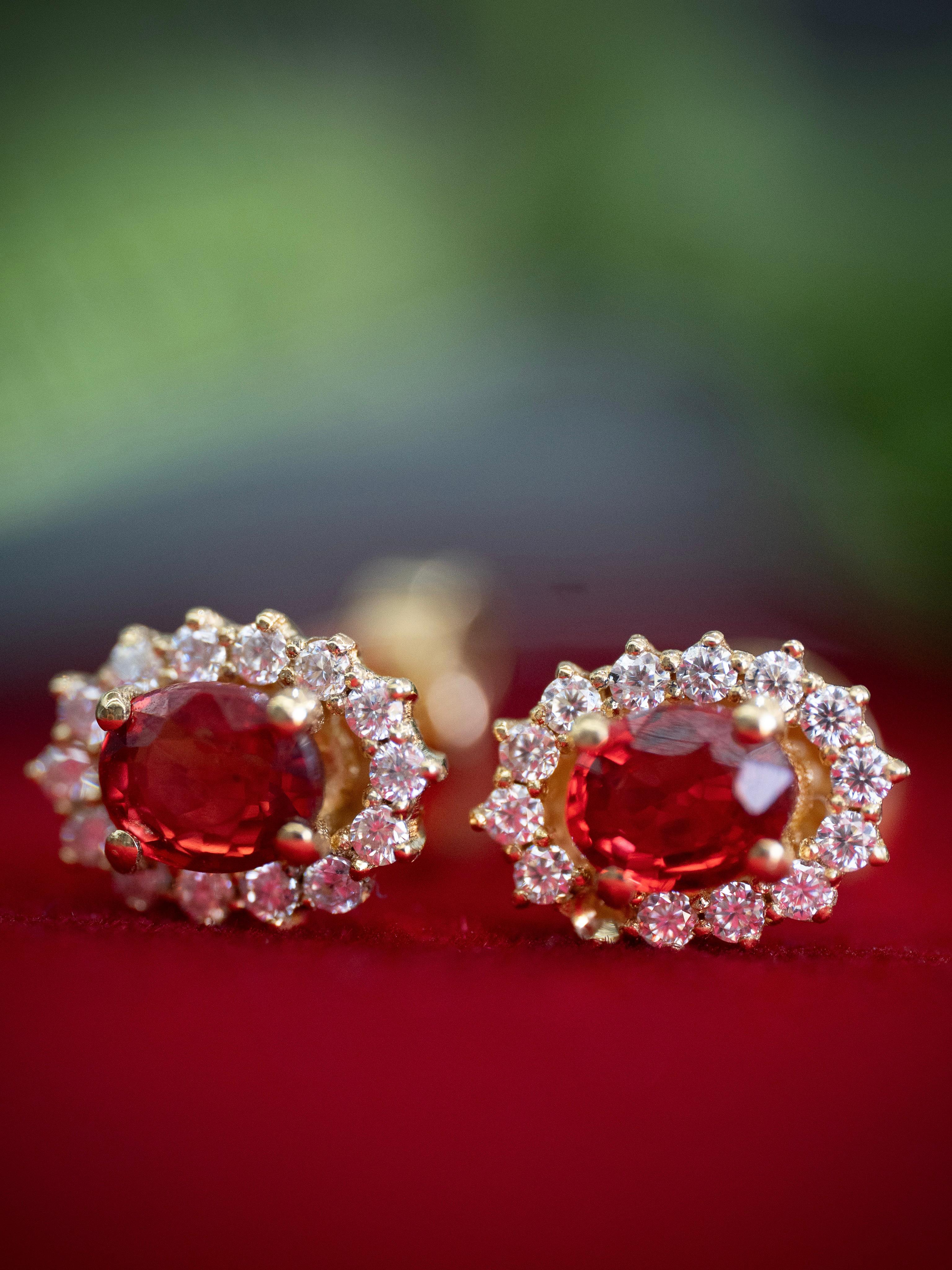 TOPOS 0,89 CTS RUBIES, 0,28 CTS MOISSANITAS / ORO AMARILLO 2,9GR