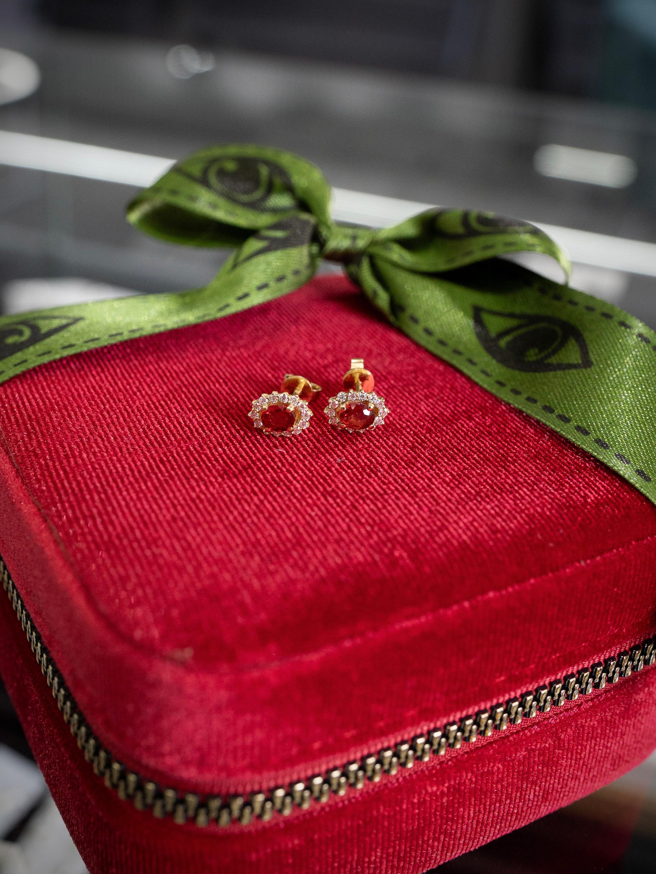 TOPOS 0,89 CTS RUBIES, 0,28 CTS MOISSANITAS / ORO AMARILLO 2,9GR
