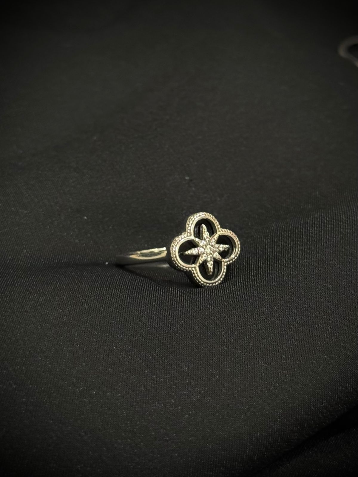 ANILLO LUXURY TREBOL NEGRO