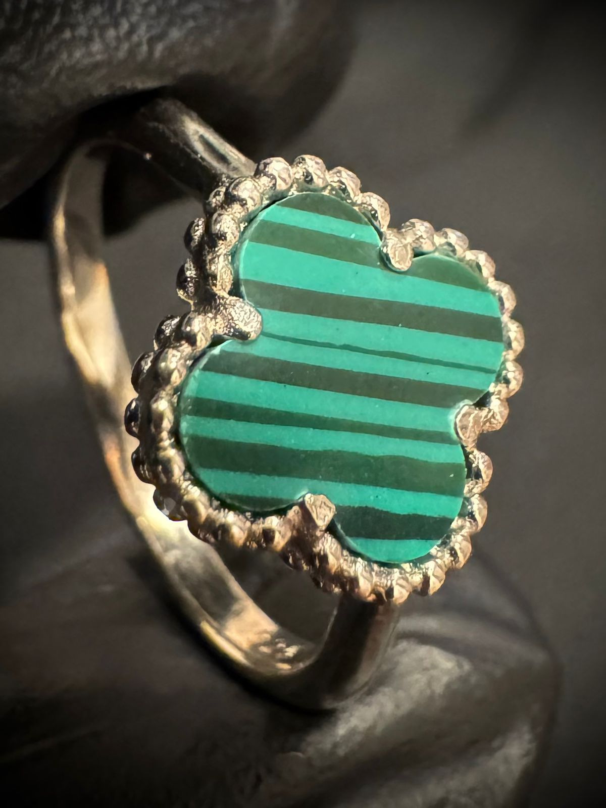 ANILLO TRÉBOL CLÁSICO  GRANDE VERDE