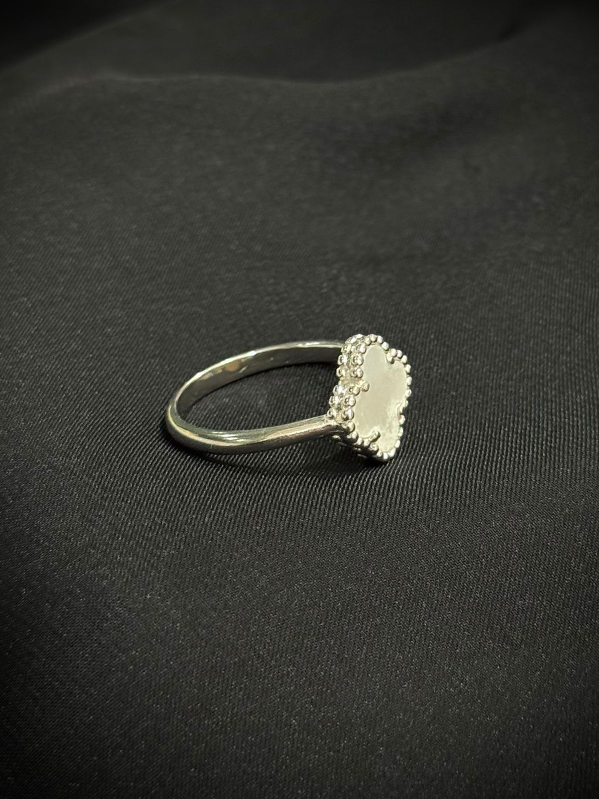 ANILLO TRÉBOL BLANCO  GRANDE CLÁSICO