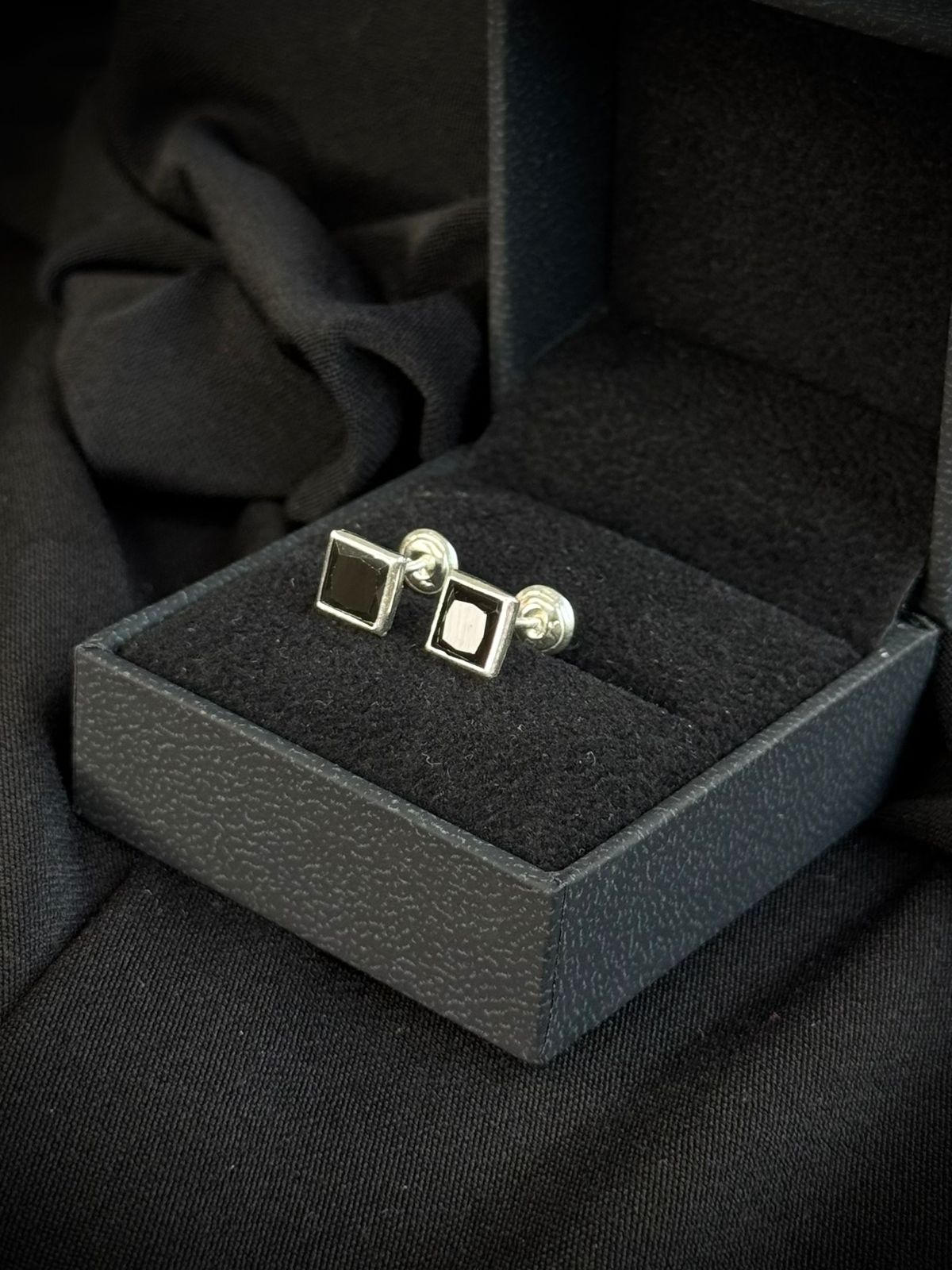 TOPOS CUADRADO CIRCON NEGRO 1.13gr / PLATA (Joya)