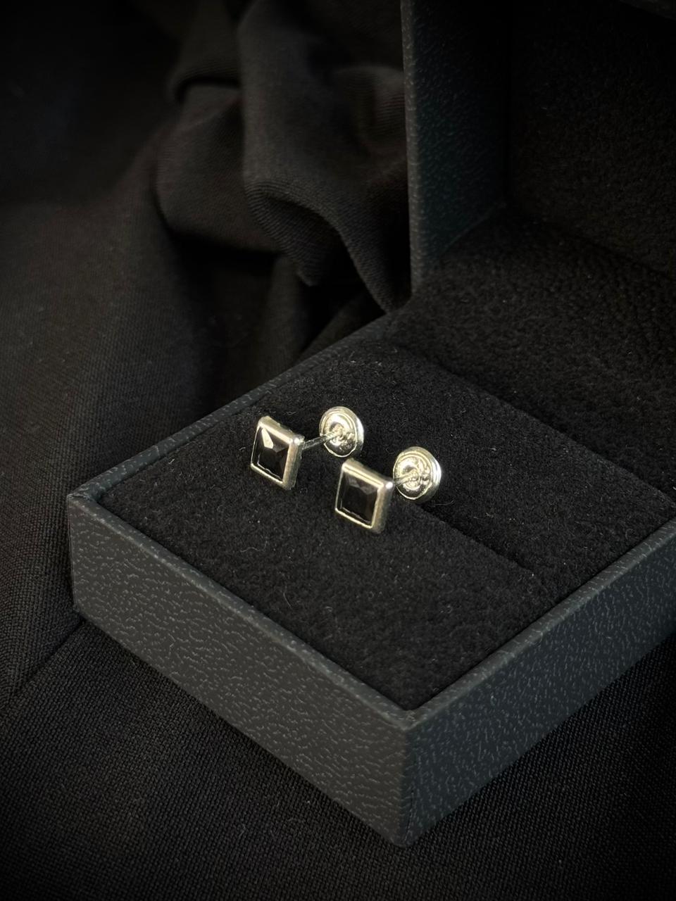 TOPOS CUADRADO NEGRO 0.98gr / PLATA (Joya)