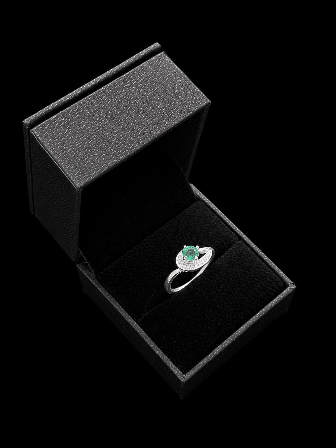 SOLITARIO NESSA ESMERALDA 1.74gr / TALLA 4 1/2 / PLATA (Joya)