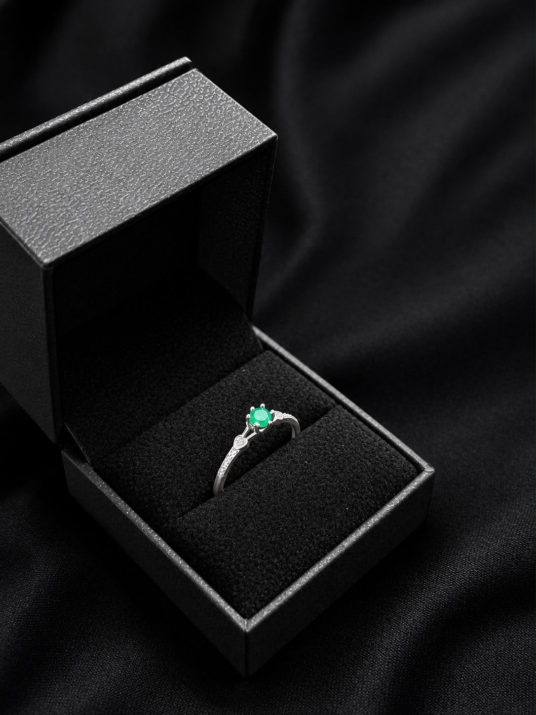 SOLITARIO NOVA ESMERALDA 0.95gr / TALLA 4 1/2 / PLATA (Joya)