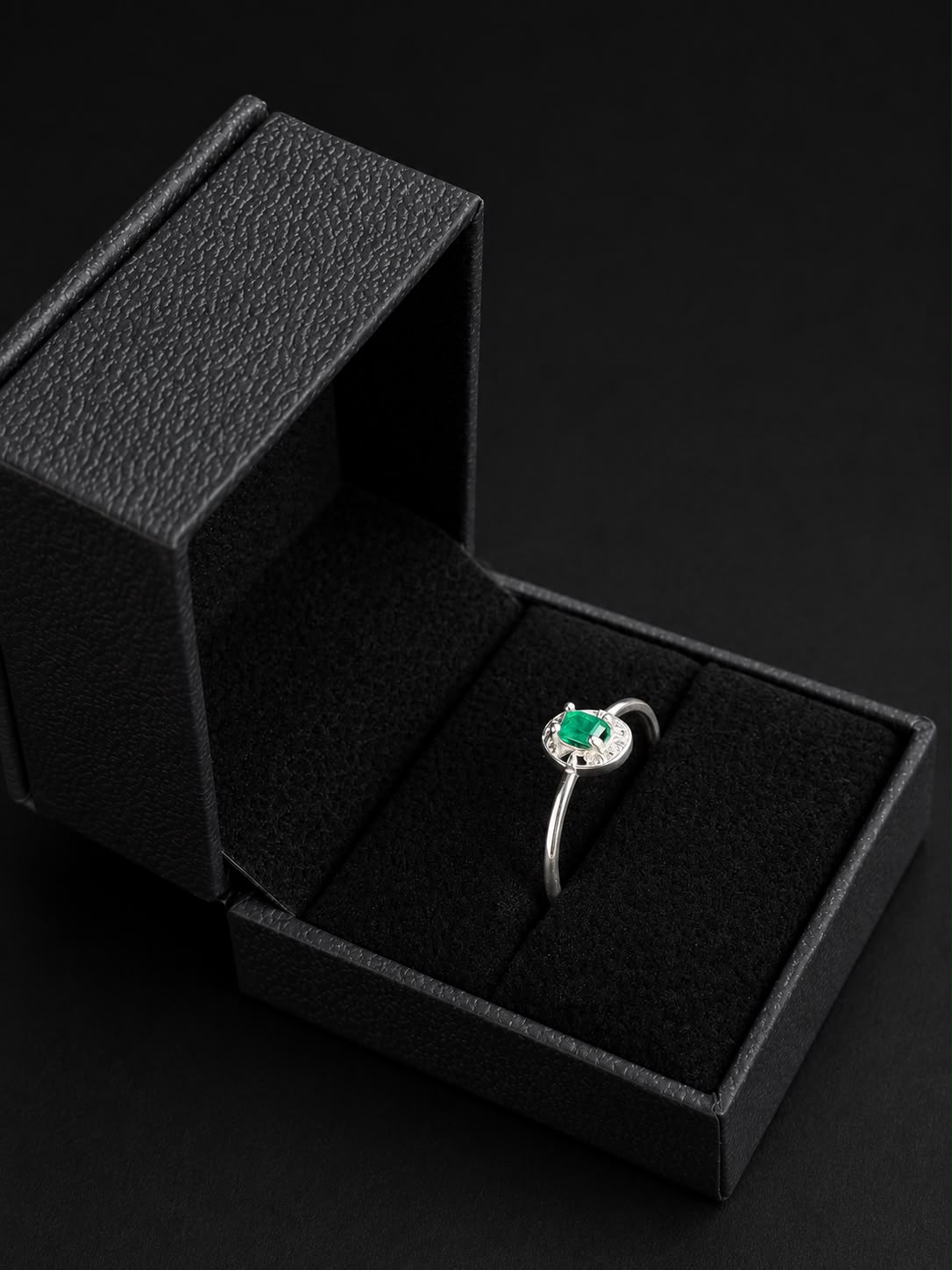 SOLITARIO REGINA ESMERALDA 1.11gr / TALLA 8 1/2 / PLATA (Joya)