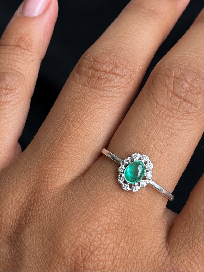 SOLITARIO OLIVIA ESMERALDA 1.13gr / TALLA 7 3/4 / PLATA (Joya)